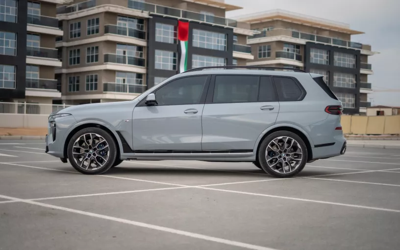 BMW X7 40i (Grise), 2023 &agrave; louer &agrave; Abu Dhabi