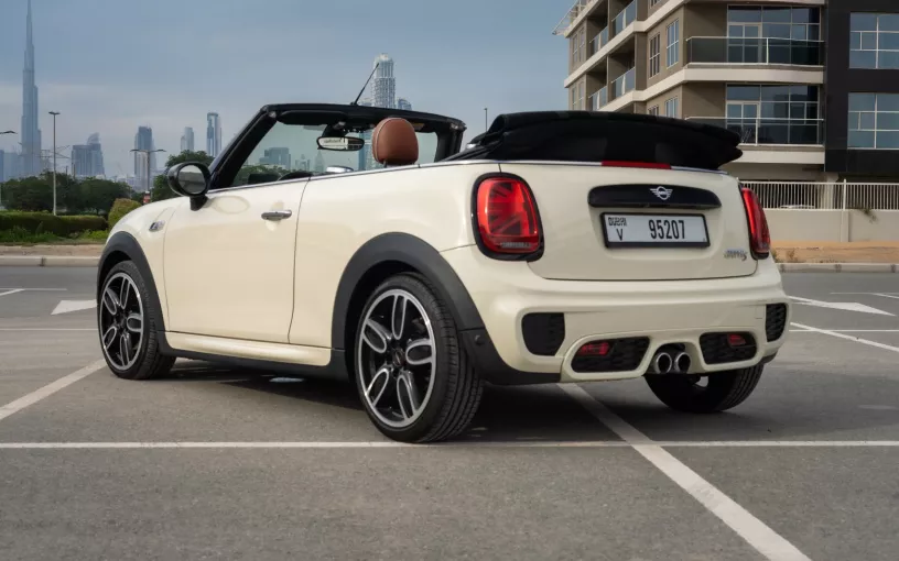 Mini Cooper S cabrio (Blanc), 2020 &agrave; louer &agrave; Abu Dhabi