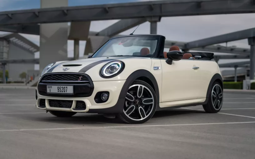 Mini Cooper S cabrio (Blanc), 2020 &agrave; louer &agrave; Abu Dhabi