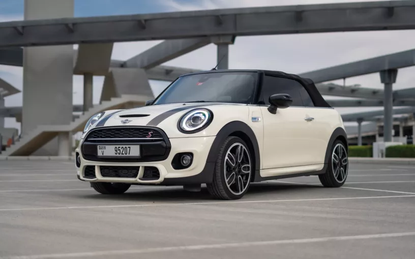 Mini Cooper S cabrio (Blanc), 2020 &agrave; louer &agrave; Abu Dhabi