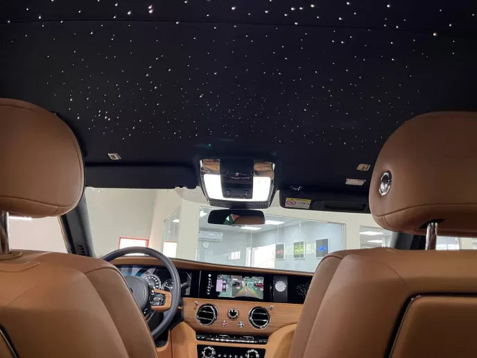 Abu Dabi'de kiralık Rolls Royce Ghost (G&uuml;m&uuml;ş Gri), 2022