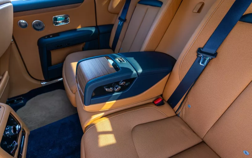 Abu Dabi'de kiralık Rolls Royce Ghost (G&uuml;m&uuml;ş Gri), 2022