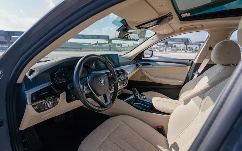 Abu Dabi'de kiralık BMW 5 Serisi (Gri), 2021