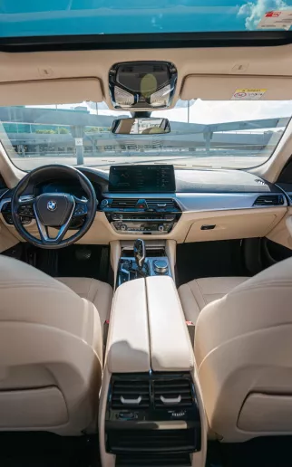 Abu Dabi'de kiralık BMW 5 Serisi (Gri), 2021