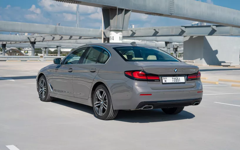 Abu Dabi'de kiralık BMW 5 Serisi (Gri), 2021