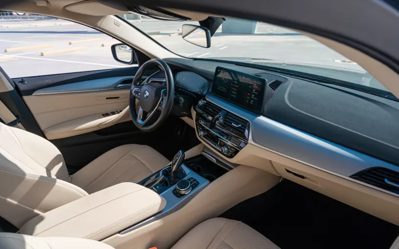 Abu Dabi'de kiralık BMW 5 Serisi (Gri), 2021
