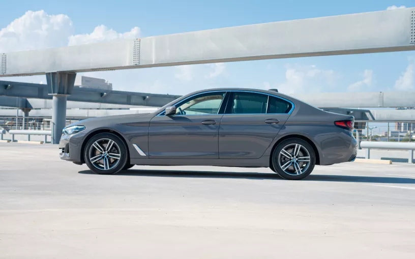 Abu Dabi'de kiralık BMW 5 Serisi (Gri), 2021