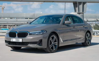 BMW 5 Series (Gris), 2021 para alquiler en Abu Dhabi