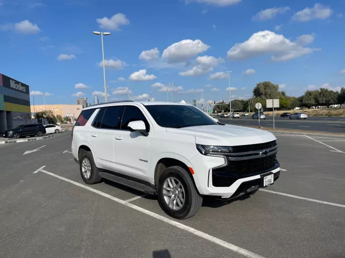 Chevrolet Tahoe (Blanco), 2023 para alquiler en Dub&aacute;i