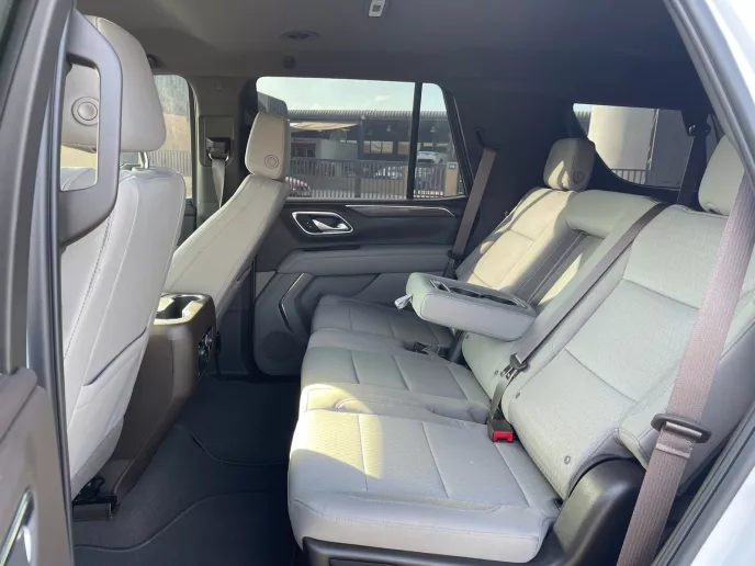 Chevrolet Tahoe (Blanco), 2023 para alquiler en Dub&aacute;i
