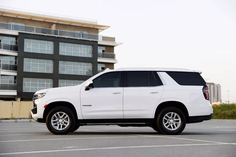 Chevrolet Tahoe (Blanco), 2023 para alquiler en Dub&aacute;i