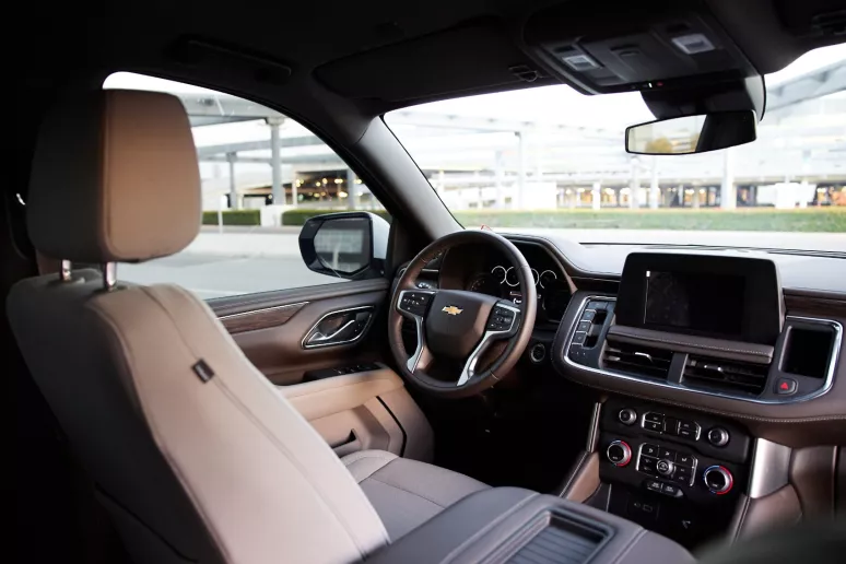 Chevrolet Tahoe (Blanco), 2023 para alquiler en Dub&aacute;i