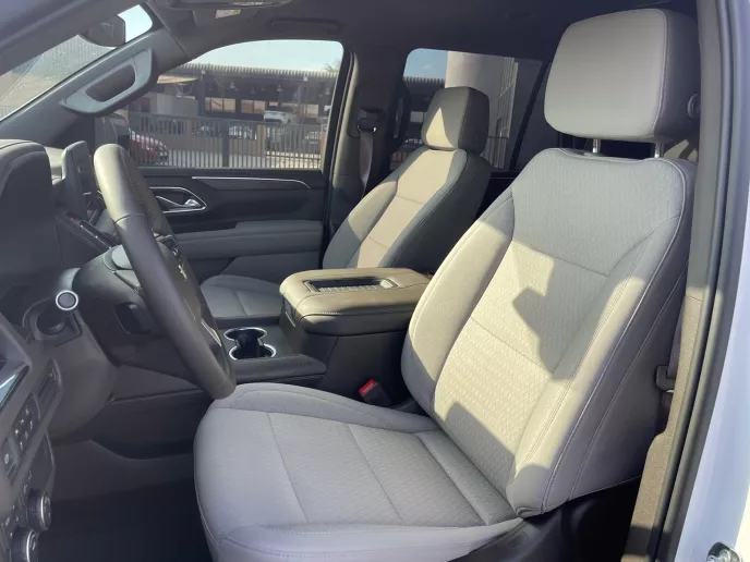 Chevrolet Tahoe (Blanco), 2023 para alquiler en Dub&aacute;i