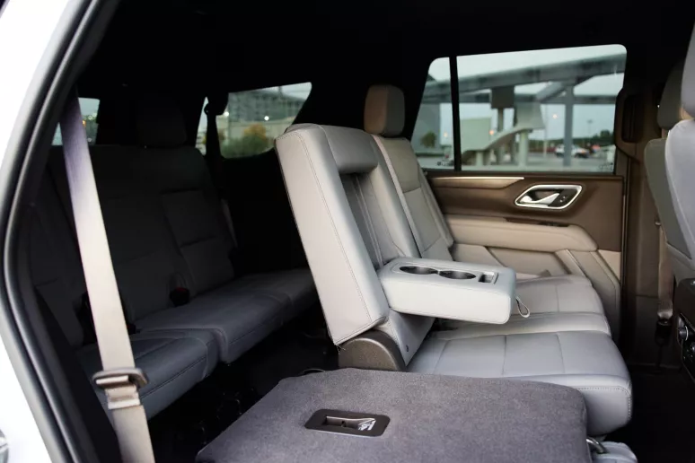 Chevrolet Tahoe (Blanco), 2023 para alquiler en Dub&aacute;i