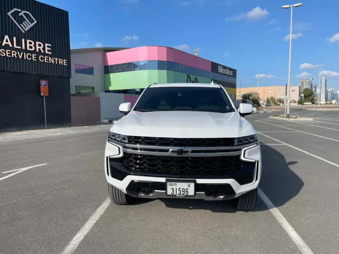 Chevrolet Tahoe (Blanco), 2023 para alquiler en Dub&aacute;i