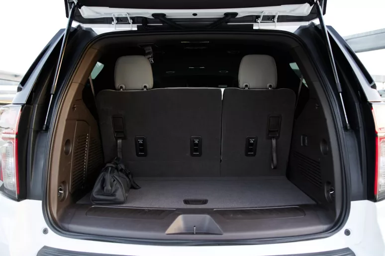 Chevrolet Tahoe (Blanco), 2023 para alquiler en Dub&aacute;i