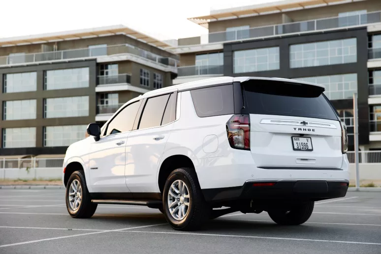 Chevrolet Tahoe (Blanco), 2023 para alquiler en Dub&aacute;i