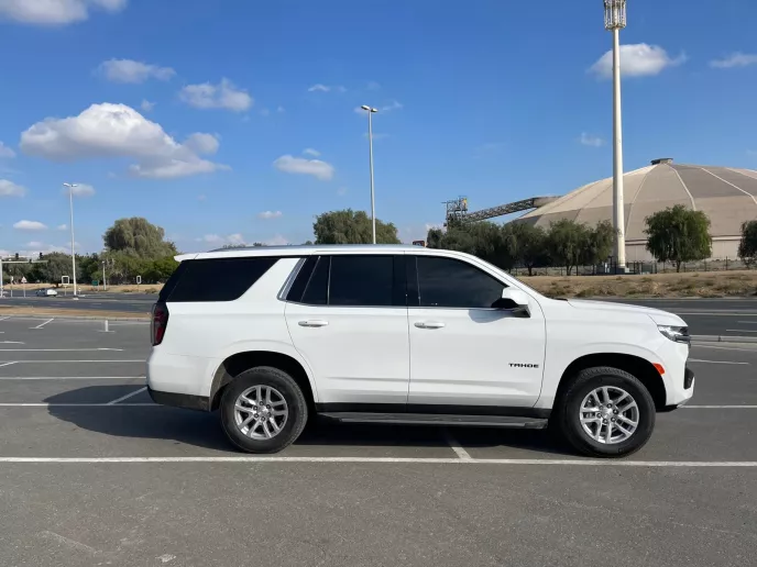 Chevrolet Tahoe (Blanco), 2023 para alquiler en Dub&aacute;i