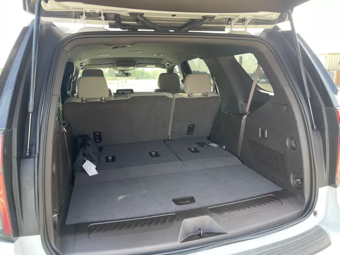 Chevrolet Tahoe (Blanco), 2023 para alquiler en Dub&aacute;i