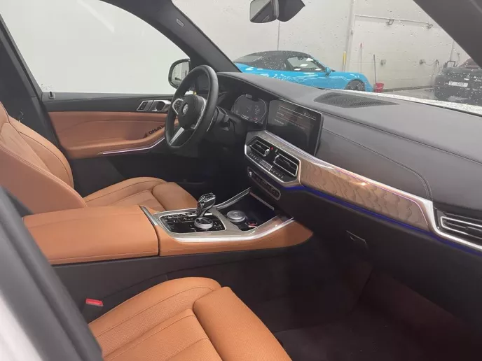 BMW X5 (Blanc), 2023 &agrave; louer &agrave; Abu Dhabi
