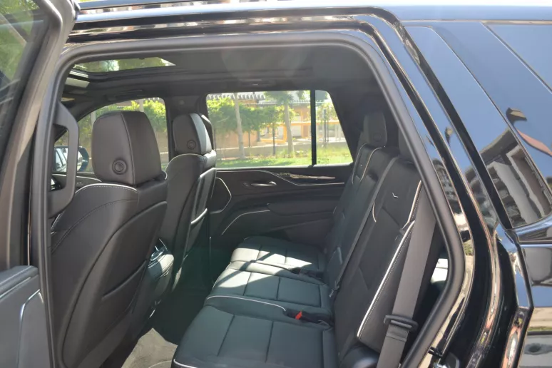 Cadillac Escalade (Schwarz), 2023  zur Miete in Dubai