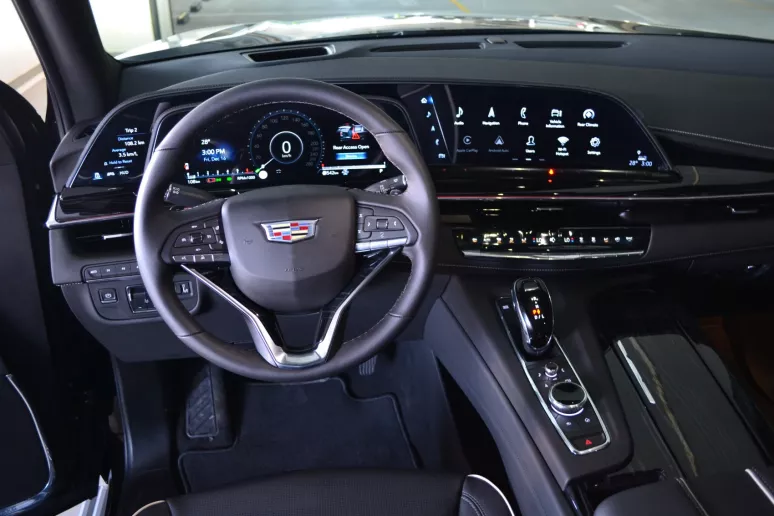 Cadillac Escalade (Schwarz), 2023  zur Miete in Dubai