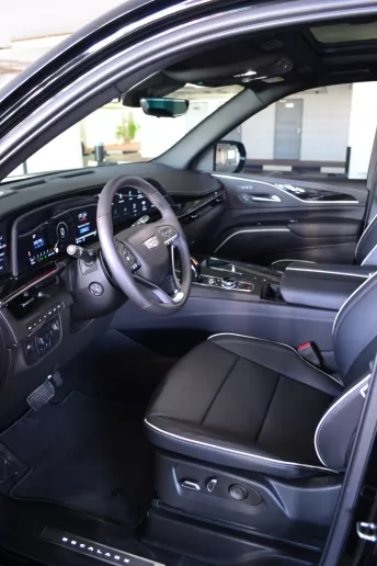 Cadillac Escalade (Schwarz), 2023  zur Miete in Dubai