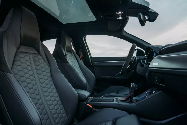 Dubai'de kiralık Audi RSQ3 (Siyah), 2023
