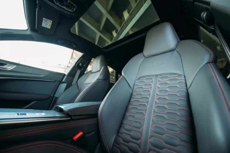 Audi RS7 (Wei&szlig;), 2023  zur Miete in Dubai