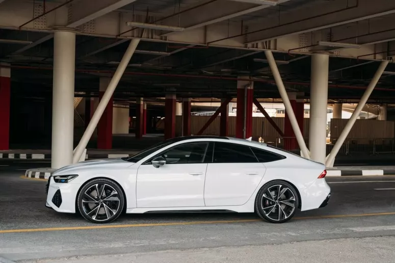 Audi RS7 (Wei&szlig;), 2023  zur Miete in Dubai