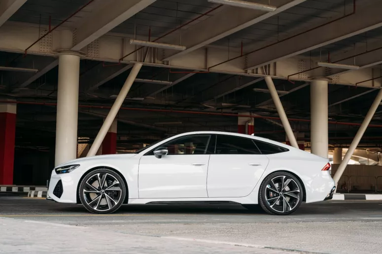 Audi RS7 (Wit), 2023 te huur in Abu Dhabi