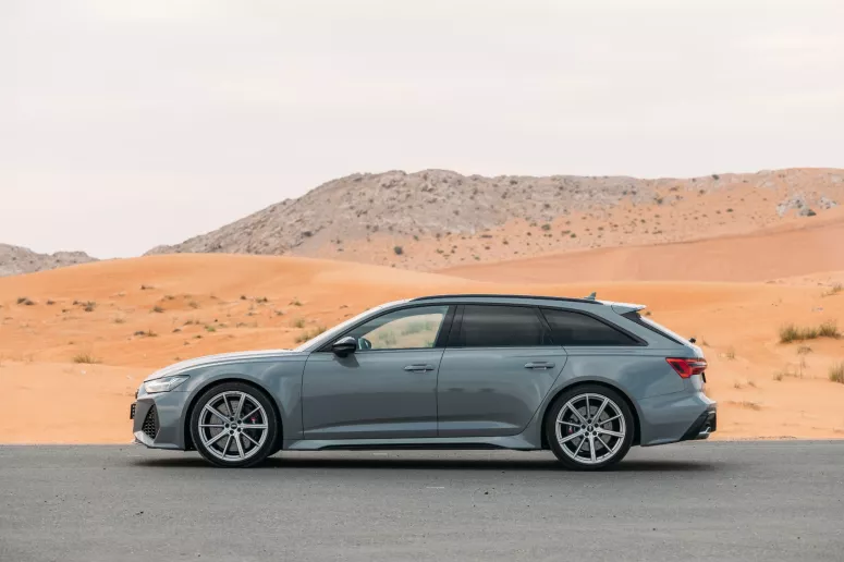 在阿布扎比 租 奥迪 RS6 (灰色), 2023