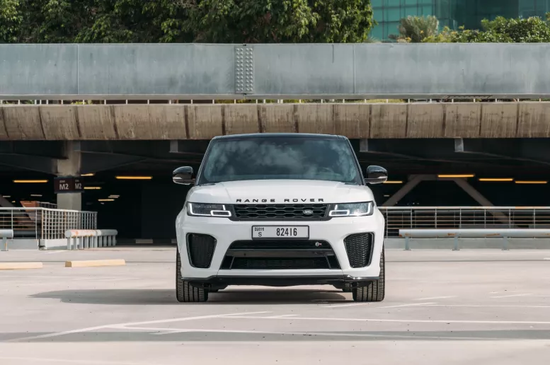 在阿布扎比 租 路虎揽胜运动 SVR (白色), 2023