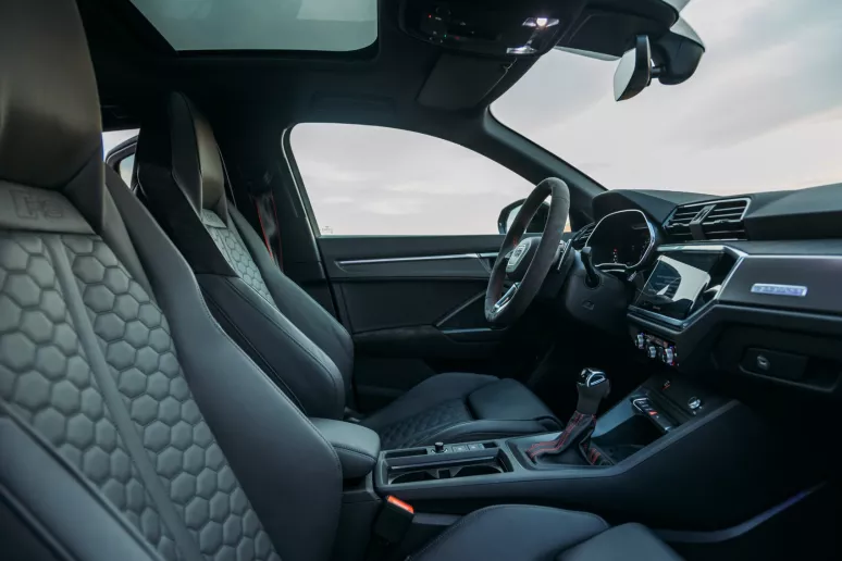 Audi RSQ3 (Noir), 2023 &agrave; louer &agrave; Abu Dhabi