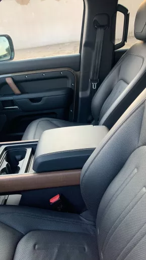 Range Rover Defender V6 X (Braun), 2021  zur Miete in Abu Dhabi