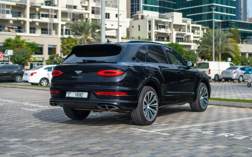 Bentley Bentayga (Negro), 2022 para alquiler en Dub&aacute;i
