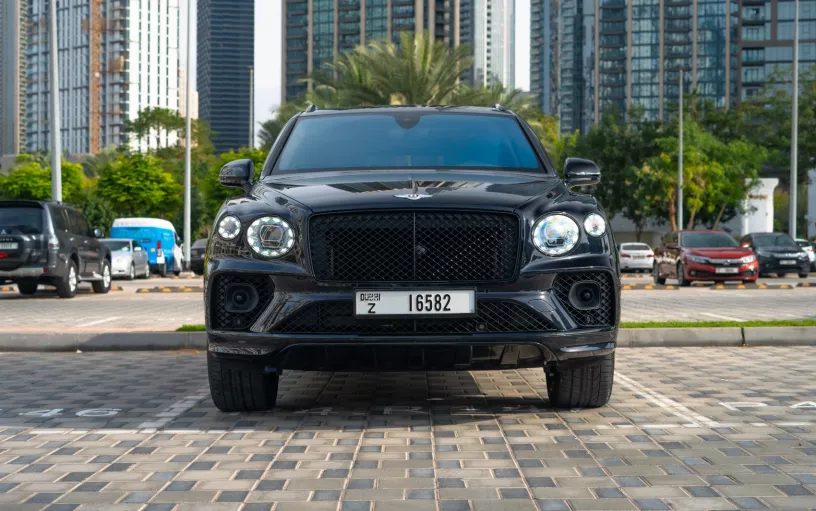 Bentley Bentayga (Negro), 2022 para alquiler en Dub&aacute;i