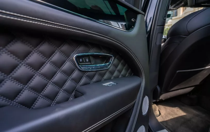 Bentley Bentayga (Negro), 2022 para alquiler en Dub&aacute;i