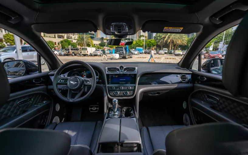 Bentley Bentayga (Negro), 2022 para alquiler en Dub&aacute;i