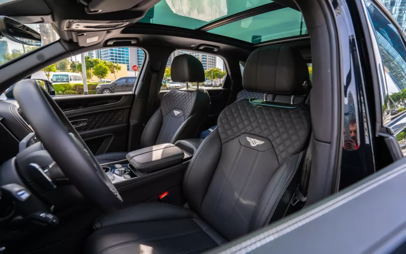 Bentley Bentayga (Negro), 2022 para alquiler en Dub&aacute;i