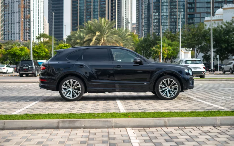 Bentley Bentayga (Negro), 2022 para alquiler en Dub&aacute;i