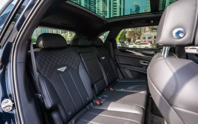 Bentley Bentayga (Negro), 2022 para alquiler en Dub&aacute;i