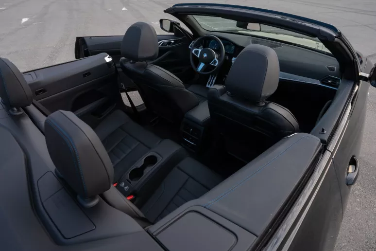 BMW 430i cabrio (Negro), 2023 para alquiler en Dub&aacute;i