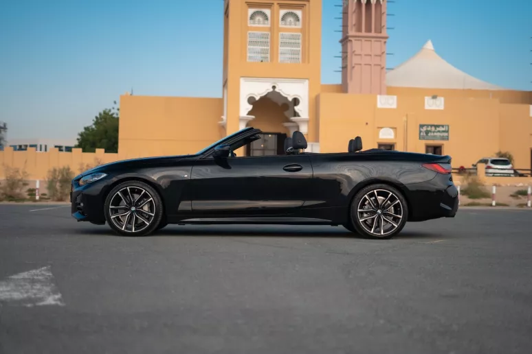 BMW 430i cabrio (Negro), 2023 para alquiler en Dub&aacute;i