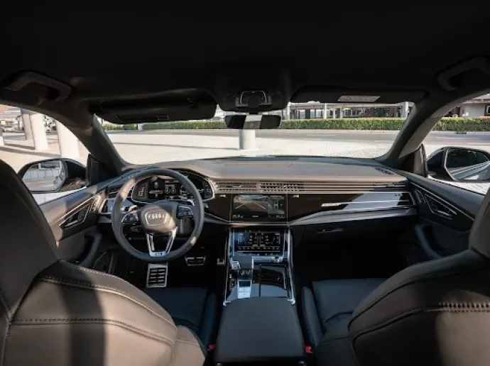 Audi RSQ8 (Negro), 2023 para alquiler en Dub&aacute;i