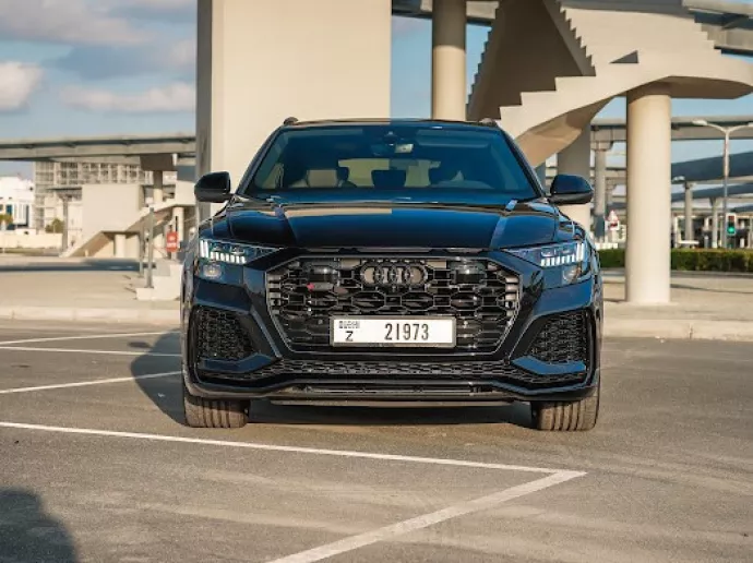 Audi RSQ8 (Negro), 2023 para alquiler en Dub&aacute;i