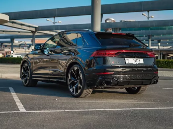 Audi RSQ8 (Negro), 2023 para alquiler en Dub&aacute;i