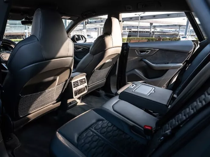 Audi RSQ8 (Negro), 2023 para alquiler en Dub&aacute;i