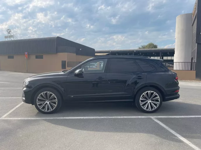 Bentley Bentayga (Nero), 2022 in affitto a Abu Dhabi
