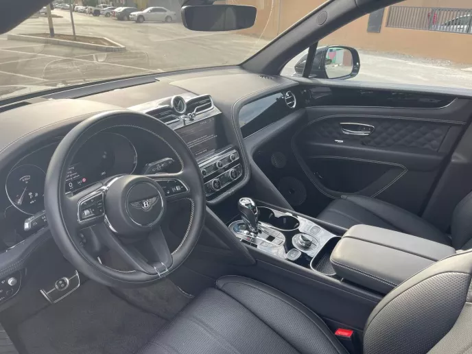 Bentley Bentayga (Nero), 2022 in affitto a Abu Dhabi